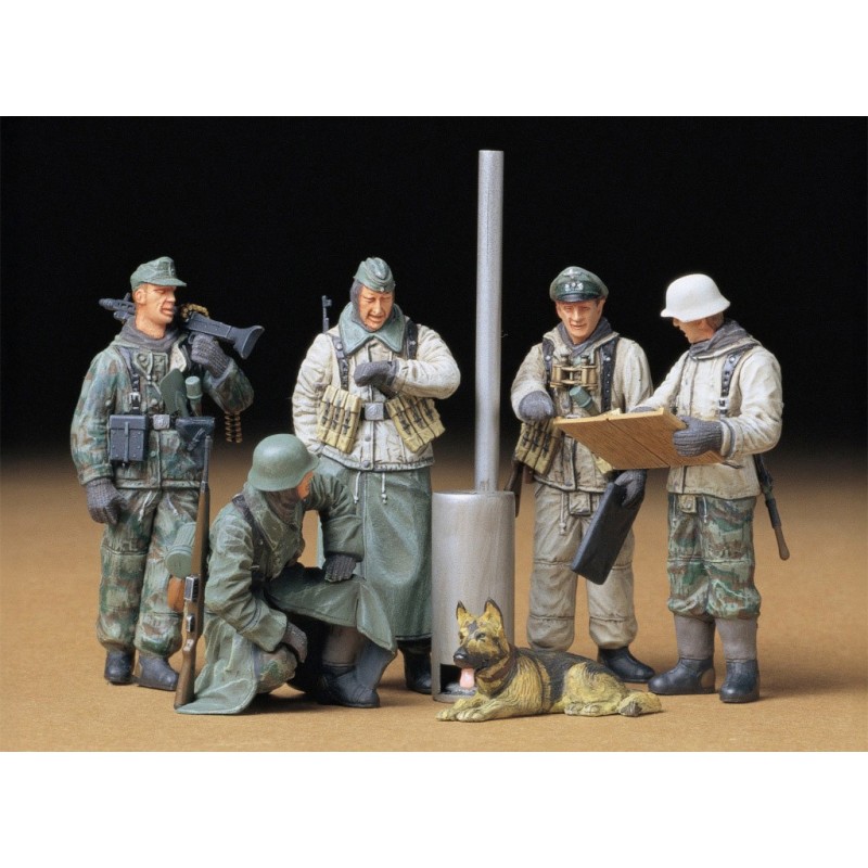 35212 - German Soldiers Field Briefing