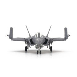 61127 - 1/48 F-35C Lightning II
