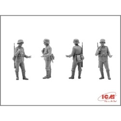 ICM35471 - Admiral Cabriolet, WWII German Staff Car with 4 Figures