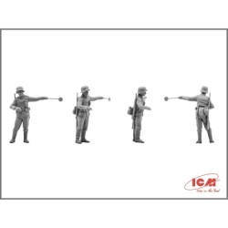 ICM35471 - Admiral Cabriolet, WWII German Staff Car with 4 Figures