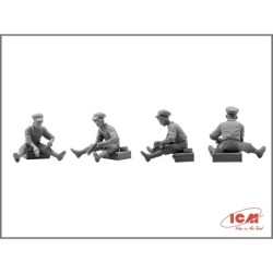 ICM35471 - Admiral Cabriolet, WWII German Staff Car with 4 Figures