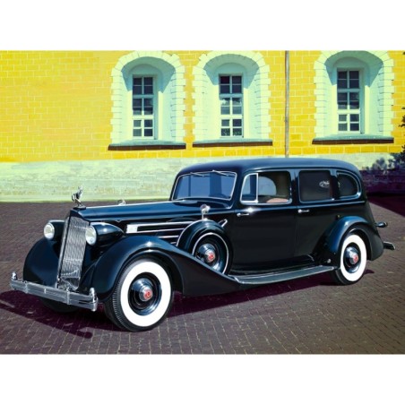 ICM35535 - Packard Twelve (Model 1936), WWII Soviet Leaders' Car with Passengers (5 Figures)