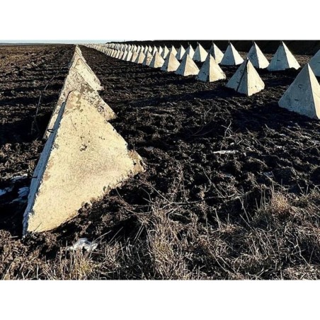 ICM35746 - Dragon's Teeth' Аnti-Tank Obstacles