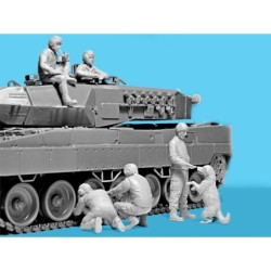 ICM35757 - Leopard 2 Crew of the Armed Forces of Ukraine (5 Figures & Dog)