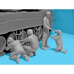 ICM35757 - Leopard 2 Crew of the Armed Forces of Ukraine (5 Figures & Dog)