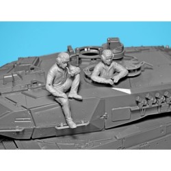 ICM35757 - Leopard 2 Crew of the Armed Forces of Ukraine (5 Figures & Dog)