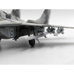 ICM72143 - Radar Hunter, MiG-29 '9-13' Ukrainian Fighter with HARM Missiles